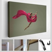Sierlijke balletdanser of klassieke ballerina dansen geïsoleerd op grijze studio achtergrond. Vrouw met de roze zijden doek - Modern Art Canvas - Horizontaal - 142088299