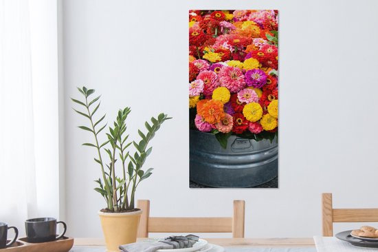 Tableau sur toile Fleurs de zinnia fraîchement coupées dans un récipient en métal - 40x80 cm - Décoration murale