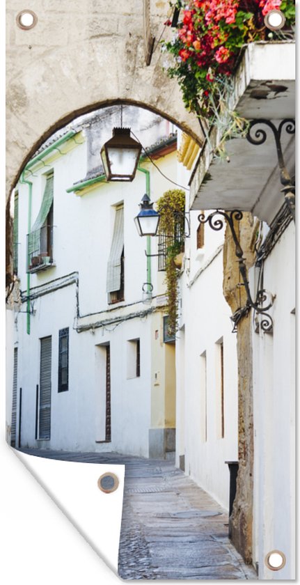 Tuinposter Rustige en knusse straten van Córdoba in Spanje - 30x60 cm - Tuindoek - Buitenposter