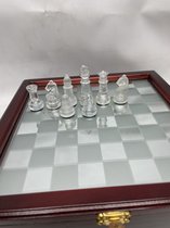 Schaakspel in houten opbergkist met 32 glazen schaak stukken en spiegel speelbord
