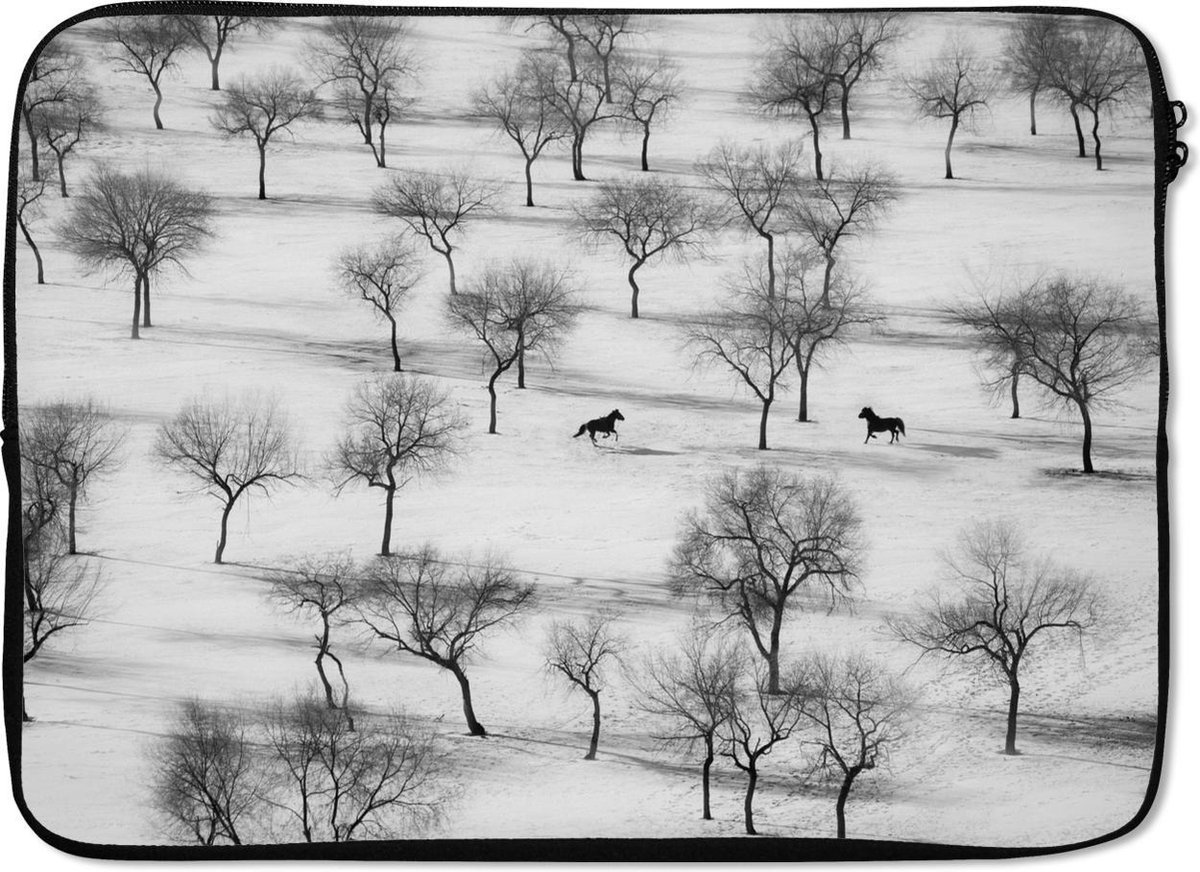 Laptophoes 13 inch - Dieren rennen in het sneeuwlandschap van Mongolië - Laptop sleeve - Binnenmaat 32x22,5 cm - Zwarte achterkant
