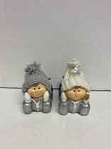 Kerstbeeldjes - Set van 2 stuks - Kerst jongen en meisje- liggend - zilver + ster - Kerstdecoratie - 10.5x5x7.5cm