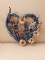 Beeldig houten hart met een mix van blauwe droogbloemen oa hazenstaartjes  20cm Geboorte. Kinderkamer
