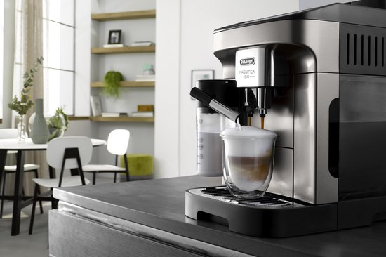 De'Longhi Magnifica EVO volautomatische espressomachine in titanium zwart maakt latte macchiato.