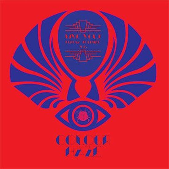 Une pochette rouge avec un dessin art déco bleu d'une plume de paon avec un œil et un scarabée à l'intérieur. "COLOUR HAZE" et "EUROPA TOURNEE 2015" sont inscrits dessus.
