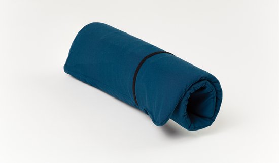 Opgerold blauw verwarmd kussen met zwarte band.