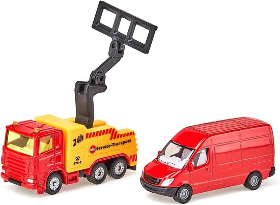 Rode breakdown truck met gele laadbak en '24h Siku Service-Transport' opdruk, met de kraanarm omhoog, naast een rood personenbusje.