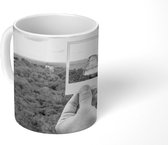 Mok - Polaroid van een tempel in Tikal in het bos - zwart wit - 350 ML - Beker