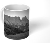 Mok - De ochtendzon verlicht de Alpe di Siusi voor een deel - zwart wit - 350 ML - Beker
