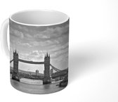 Mok - Zonsondergang bij de Tower Bridge - zwart wit - 350 ML - Beker