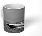 Mok - Een motorboot in de Middellandse Zee - zwart wit - 350 ML - Beker