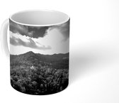 Mok - Een begroeid hooggebergte op het eiland Ko Chang - zwart wit - 350 ML - Beker