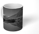 Mok - Reflectie van een berg in het Nationaal park Snæfellsjökull in IJsland - zwart wit - 350 ML - Beker