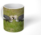 Mok - Twee grijze kroonkranen in het hoge groene gras - 350 ML - Beker