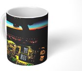 Mok - Een verlichte cockpit bij een zonsondergang - 350 ML - Beker
