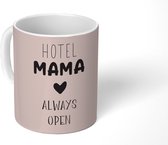 Mok - Koffiemok - Spreuken - Quotes Hotel Mama Always Open - Moederdag - Moeder - Roze - Mokken - 350 ML - Beker - Koffiemokken - Theemok - Mok met tekst
