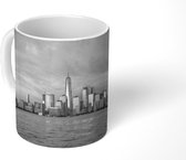 Mok - Zonsondergang uitzicht op de skyline van Lower Manhattan - zwart wit - 350 ML - Beker