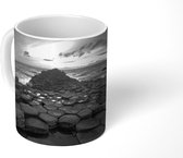 Mok - zonsondergang over de Giants Causeway in Noord-Ierland - zwart wit - 350 ML - Beker