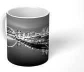 Mok - De skyline van Newcastle-upon-Tyne bij nacht met de Tyne in het middelpunt - zwart wit - 350 ML - Beker