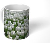 Mok - Een gebied van witte tulpen in de lente - 350 ML - Beker