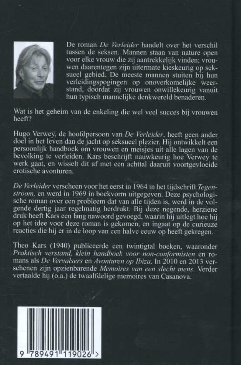 Achterkant van het boek 'De Verleider' met portret van Theo Kars en tekst over het boek.