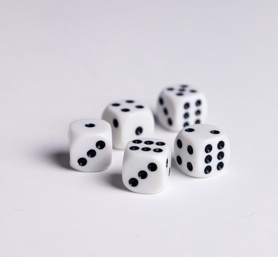 Speelgoed spellen Dobbelstenen - 6x stuks - wit/zwart - kunststof - Dobbelen - Spelletjes