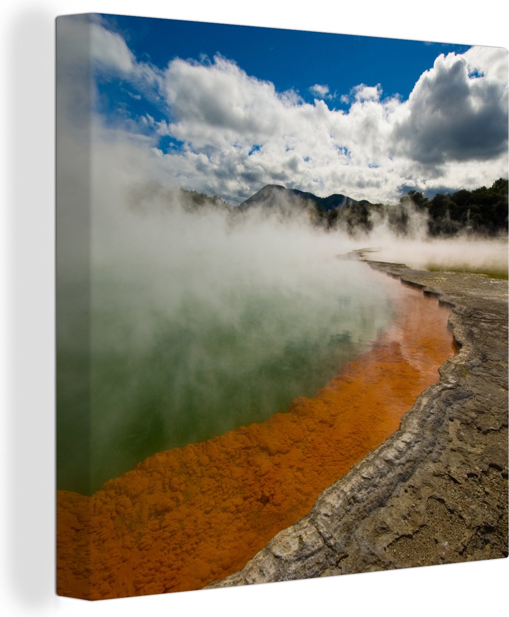 Canvas Schilderij Warmwaterbronnen meer in een thermisch park in Rotorua in Nieuw-Zeeland