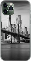 Geschikt voor iPhone 11 Pro hoesje - Architectuur - New York - Brooklyn Bridge - Water - Zwart wit - Siliconen Telefoonhoesje