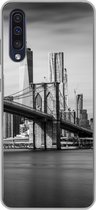 Geschikt voor Samsung Galaxy A50 hoesje - Architectuur - New York - Brooklyn Bridge - Water - Zwart wit - Siliconen Telefoonhoesje