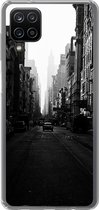 Geschikt voor Samsung Galaxy A12 hoesje - Auto rijdt door een rustige straat in New York in zwart-wit - Siliconen Telefoonhoesje