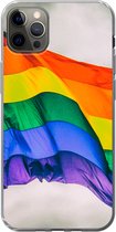 Geschikt voor iPhone 13 Pro Max hoesje - Foto van een regenboog vlag - Siliconen Telefoonhoesje