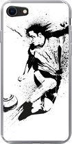Geschikt voor iPhone 7 hoesje - Een illustratie van een persoon die een voetbal richting doel schiet - Jongens - Jongetje - Kind - Siliconen Telefoonhoesje