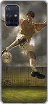 Geschikt voor Samsung Galaxy A51 5G hoesje - Een illustratie van een voetballer die tegen de bal schopt - Jongens - Jongetje - Kids - Siliconen Telefoonhoesje