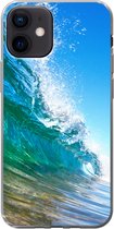 Geschikt voor iPhone 12 hoesje - Een close-up van een golf die breekt voor de kust van Hawaii - Siliconen Telefoonhoesje