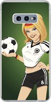 Geschikt voor Samsung Galaxy S10e hoesje - Een illustratie van een meisje met Duitse kleding en een voetbal - Meiden - Meisjes - Kinderen - Siliconen Telefoonhoesje