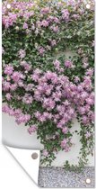 Tuinposter Klimplant met roze bloemen - 30x60 cm - Tuindoek - Buitenposter
