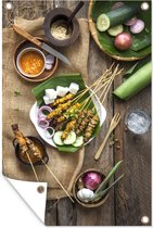 Tuinposters buiten Bovenaanzicht van eten met kip saté uit de Maleisische keuken - 60x90 cm - Tuindoek - Buitenposter