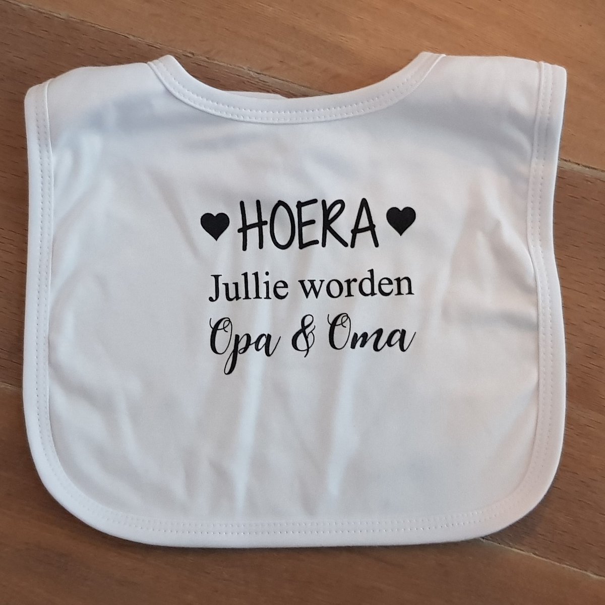 Baby slabbetje cadeau tekst opa en oma zwangerschap bekendmaking aankondiging voor de liefste aanstaande geboorte cadeau gaat worden jullie worden zwangerschapsaankondiging hoera bekendmaken