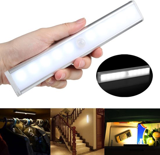 Een hand houdt een zilverkleurige LED-lamp met bewegingssensor vast. De lamp is langwerpig met zes LED's. Ernaast een close-up van de lamp. Kleinere afbeeldingen tonen de lamp in een kast, op een trap en onder een plank.