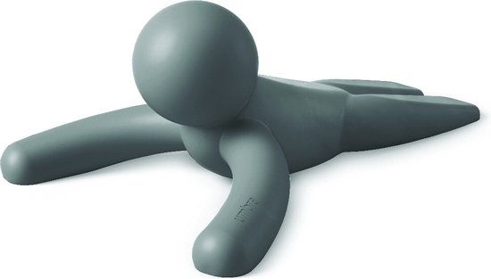 Grijze deurstopper, een poppetje met gekromde armen en benen die op de grond ligt.