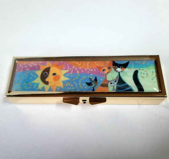 Boîte à pilules dorée avec image du soleil et de chats, 7 jours.