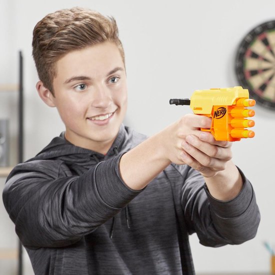 Jongen in grijze hoodie richt een gele en oranje Nerf Fang QS-4 blaster.