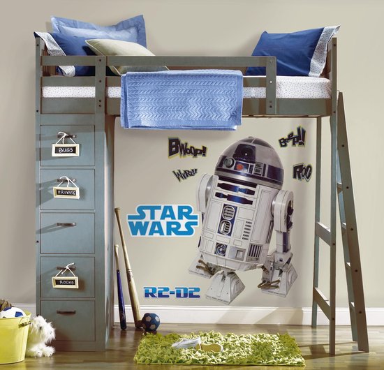 Star Wars R2-D2 muursticker op een muur boven een bed, met tekst "STAR WARS" en "R2-D2".