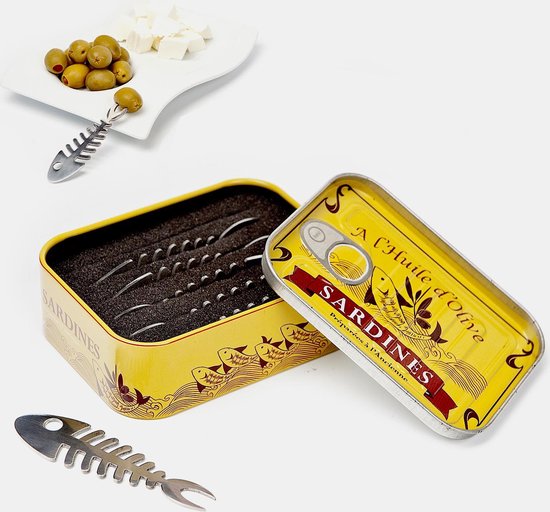 Gele blik "Sardines" met vismotief, open met visvormige snackvorkjes, olijven en kaasblokjes.