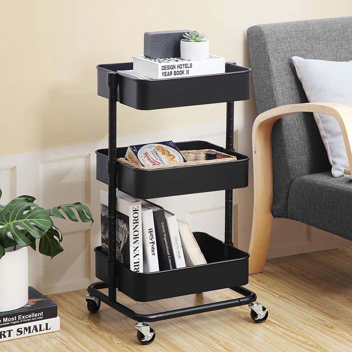 SONGMICS Rolwagen, 3 niveaus, met handvat, 2 kleine organizers, stalen frame, kunststof manden, voor slaapkamer, bijkeuken, badkamer, zwart BSC067B01