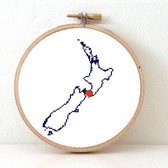 New Zealand borduurpakket  - geprint telpatroon om een kaart van Nieuw Zeeland te borduren met een hart voor Wellington  - geschikt voor een beginner