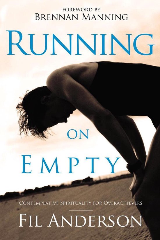 Boekomslag: hardloper in silhouet buigt voorover op het strand. Titel: Running on Empty door Fil Anderson.