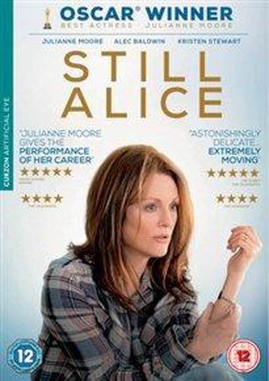Poster voor de film 'Still Alice' met een Oscar-winnende Julianne Moore in het midden. Ze draagt een geruite blouse.