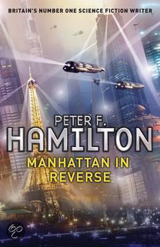 Boekomslag van "Manhattan in Reverse" van Peter F. Hamilton, met futuristische luchtschepen boven een verlichte stad.