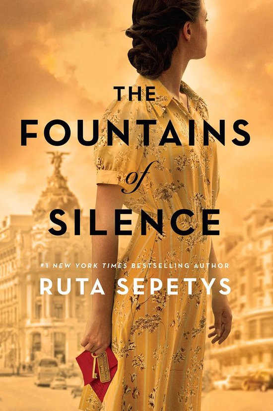 Een vrouw in een gele jurk met bloemenprint, met het boek 'The Fountains of Silence' geschreven door Ruta Sepetys.